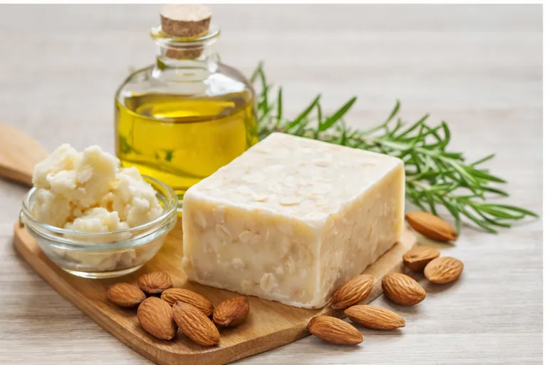Jabón artesanal e ingredientes para piel seca