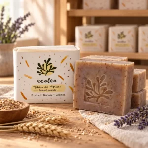 Jabón de afrecho con aroma a lavanda Ecoleo junto a barras artesanales en una mesa de trabajo