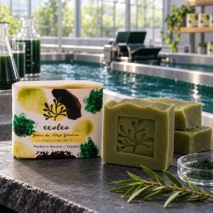 Jabón de espirulina con aroma a árbol del té Ecoleo junto a barras artesanales en una sala de cultivo de espirulina